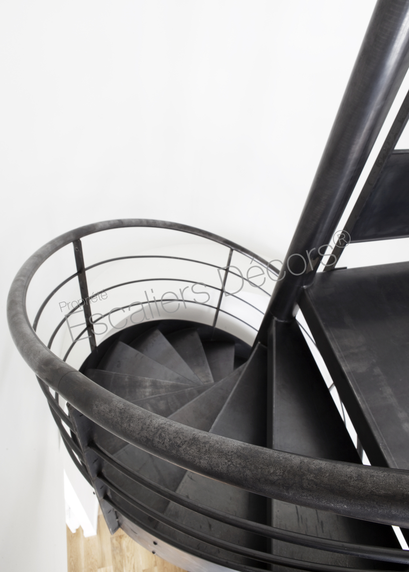 Photo SH25 - Delta Loft colimaçon contemporain avec limon. Escalier métallique hélicoïdal au design épuré et moderne pour une décoration industrielle. Vue 4